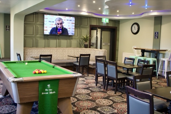 Sports Lounge & Big Screen TV